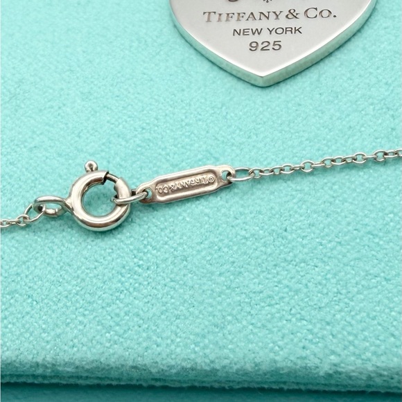 Tiffany & Co. 16” please return to joy holiday 2024 necklace in sterling silver - Picture 9 of 10
